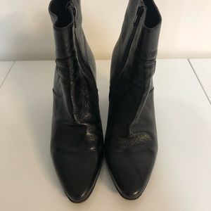 Saint Lauren booties size 8. Beautiful and elegant.